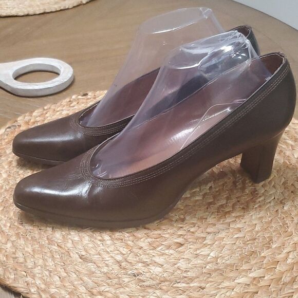 Etienne Aigner "Kaylee"  Genuine Leather, Dark Brown Career Pumps, Size 9N - Picture 4 of 10